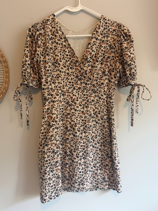 Few Moda Dresses & Skirts - Kourt by Few Moda Floral Tie-Sleeve Mini Dress